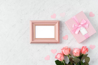 <strong>礼品盒</strong>粉红色的玫瑰情人节一天假期问候设计概念