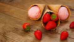 草莓冰奶油华夫格锥红色的浆果冰奶油球