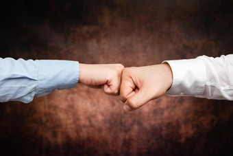 企业商人握手在室内人专业穿着手势在<strong>一起</strong>工作的<strong>同事</strong>合作伙伴标志交易协议合同