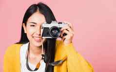 女人微笑摄影师采取图片取景器复古的古董照片相机