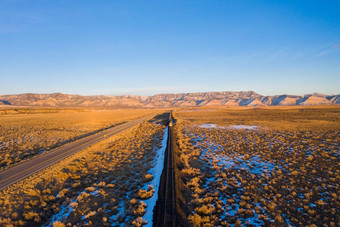 沙漠运费火车路山日落冬天犹他州美国空中视图