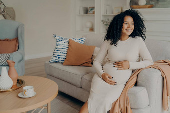 怀孕了非洲式发型美国女人窗口坐着沙发首页