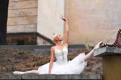美丽的优雅的芭蕾舞女演员跳舞街道