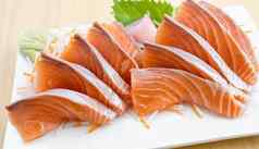 大马哈鱼生鱼片白色背景日本食物概念