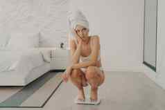沮丧伤心年轻的欧洲女孩下蹲尺度卧室每天淋浴
