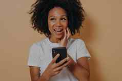 年轻的微笑快乐非洲式发型美国女人手机
