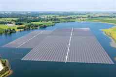 空中太阳能面板湖荷兰