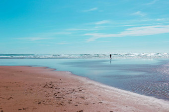 轮廓孤独的慢跑者海滩