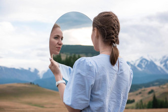 女人蓝色的衣服夏天阿尔泰山