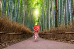 女人传统的yukata红色的伞竹子森林岚山
