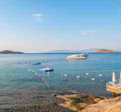 美丽的地中海海岸岛屿山游艇蓝色的海