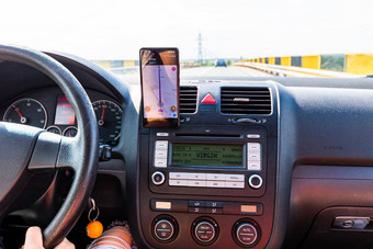 开车waze地图应用程序智能手机车指示板布加勒斯特罗马尼亚