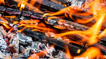 空热<strong>木炭</strong>烧烤烧烤明亮的火焰热燃烧烧烤在户外烹饪食物