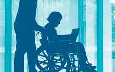 上了年纪的女人阅读书轮椅儿子护理