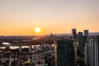 全景空中天际线视图东伦敦日出摩天大楼金丝雀码头美丽的色彩斑斓的天空背景