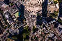 鸟眼睛视图高金融商业建筑影子汽车移动城市街明亮的阳光明媚的一天伦敦城市