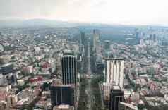 空中视图天使独立包围绿色植物商业金融建筑墨西哥城市一天