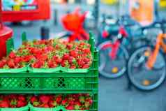 板条箱新鲜的成熟的草莓杂货店商店货架上