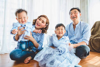 快乐亚洲家庭微笑笑生活房间首页父母孩子们孩子们人生活方式状态检疫旅行科维德冠状病毒疫情概念
