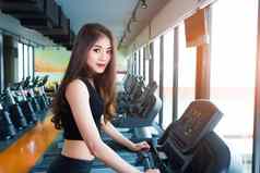 亚洲体育运动女人走运行跑步机设备健身锻炼健身房体育运动美概念锻炼强度培训主题有氧运动饮食主题