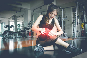 亚洲女人受伤锻炼膝盖健身健身房医疗医疗保健概念锻炼<strong>培训主题</strong>