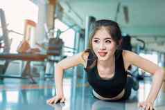 亚洲女人健身女孩推联合包裹健身健身房医疗保健健康的概念培训身体构建主题强度美概念