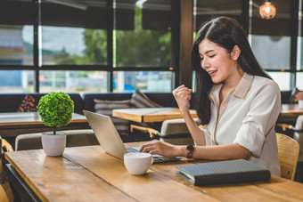 美亚洲女人快乐的手势完成工作幸福的移动PC电脑人生活方式概念技术业务工作主题占领咖啡商店主题