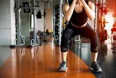 健身女人蹲锻炼脂肪燃烧腿强度健身体育健身房体育设备背景美身体构建概念体育俱乐部有氧主题