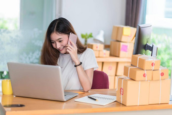 亚洲女人享受互联网移动PC电话办公室业务市场营销部分时间概念在线购<strong>物业</strong>务成功主题快乐情绪工作工作