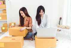 年轻的亚洲女人启动小业务企业家锻造分布仓库包裹邮件盒子老板首页办公室概念在线市场营销产品包装交付服务