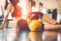 关闭壶铃女人锻炼锻炼健身房健身打破放松体育运动培训中心背景健康的生活方式健身运动员肌肉哑铃医疗保健生活方式