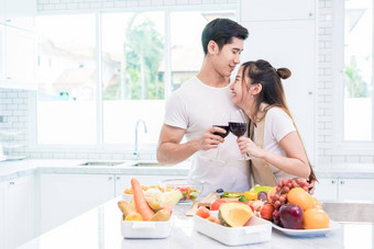 亚洲情人夫妻喝酒厨房房间首页爱幸福概念甜蜜的度蜜月情人节一天主题