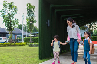 单妈妈携带玩孩子们花园绿色墙背景人生活方式概念快乐家庭首页甜蜜的首页主题在户外自然主题