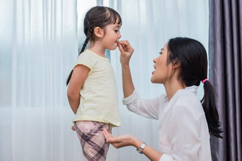 妈妈喂养孩子们土豆芯片老师喂养学生零食回来学校教育概念孩子们孩子们<strong>主题</strong>首<strong>页</strong>甜蜜的首<strong>页</strong>托儿所<strong>主题</strong>