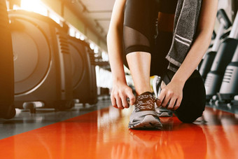 体育运动女人系运动鞋绳子体育运动中心健身健身房概念健康的身体构建主题体育运动穿时尚主题