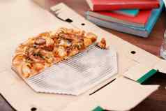 一块披萨表格披萨表格书饮料学生庆祝聚会，派对检查减少披萨交付盒子食物饮料概念公园在户外主题