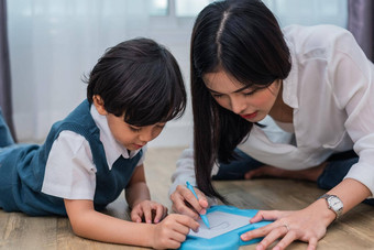 亚洲妈妈教学可爱的男孩画黑板回来<strong>学校</strong>教育概念家庭首页甜蜜的首页<strong>主题</strong>学前教育孩子们<strong>主题</strong>