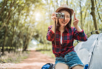 亚洲美旅行者采取照片数字cemera徒步旅行野营冒险休闲活动概念快乐生活技术主题只有女孩主题