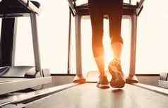 较低的身体腿部分健身女孩运行运行机跑步机健身健身房太阳雷温暖的语气健康的锻炼活动概念锻炼强度培训主题
