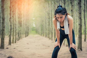 亚洲美女人累人的慢跑森林毛巾汗水元素体育运动健康的概念慢跑运行概念放松打破主题在户外活动主题