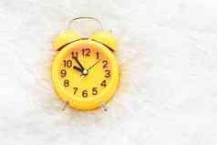 黄色的报警时钟白色羊毛晚些时候懒惰的时间概念早....假期主题时钟