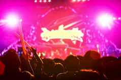 岩石音乐会轮廓人快乐手势提高手欢呼歌手娱乐人概念歌手观众主题紫色的红色的粉红色的语气