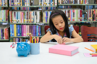 亚洲女孩折叠制作纸图书馆艺术类教育活动概念