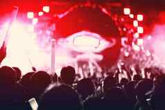 岩石音乐会轮廓人快乐手势提高手欢呼歌手娱乐人概念歌手观众主题红色的语气