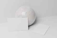 白色业务卡纸模型精益大理石球空白空间封面插入公司标志个人身份纸板背景现代静止的概念插图渲染