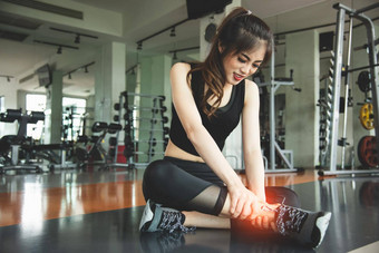 亚洲女人<strong>受伤</strong>锻炼膝盖健身健身房体育运动中心医疗医疗保健概念锻炼培训主题人健康的生活方式休闲活动问题