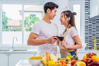 快乐亚洲年轻的结婚了夫妇喝酒首页厨房的男朋友女朋友烹饪人生活方式浪漫的的关系概念情人节一天