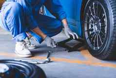 车力学改变轮胎汽车修复商店车库运输业务工作人概念汽车技术员维护车辆客户索赔订单轮修复服务