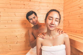 年轻的亚洲夫妻情人浪漫的放松桑拿房间皮肤护理热治疗身体清洁让人耳目一新水疗中心蒸汽浴健康的度蜜月概念幸福