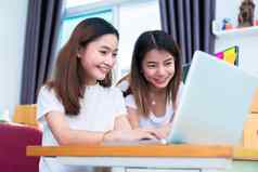 年轻的自由职业者亚洲女孩女商人私人工作首页办公室移动PC电脑笔记本桌子上包装交付在线购物市场营销服务客户